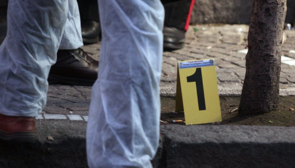 Agguato nella notte a Sant'Antimo, 21enne ferito da 6 colpi di pistola: è grave