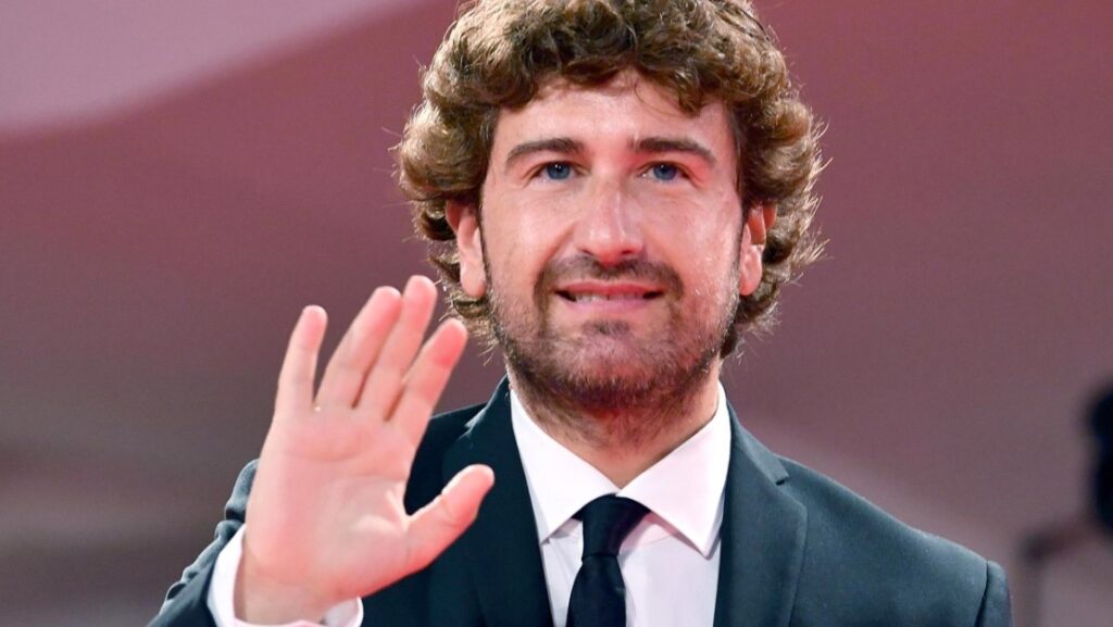 alessandro siani conduce striscia la notizia