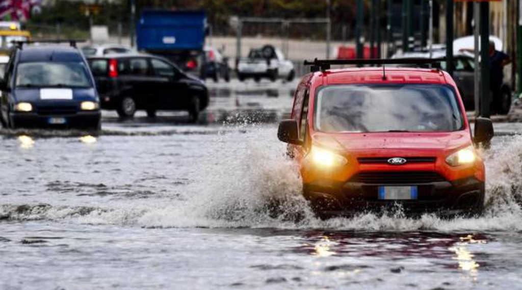 Allerta meteo in Campania, temporali e forti raffiche di vento: calano le temperature