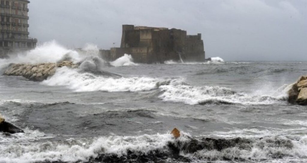 Il rapinatore ha ferito anche un dipendente ed è scappato Fermato poco dopo dai carabinieri, di chi si tratta