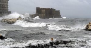 Il rapinatore ha ferito anche un dipendente ed è scappato Fermato poco dopo dai carabinieri, di chi si tratta