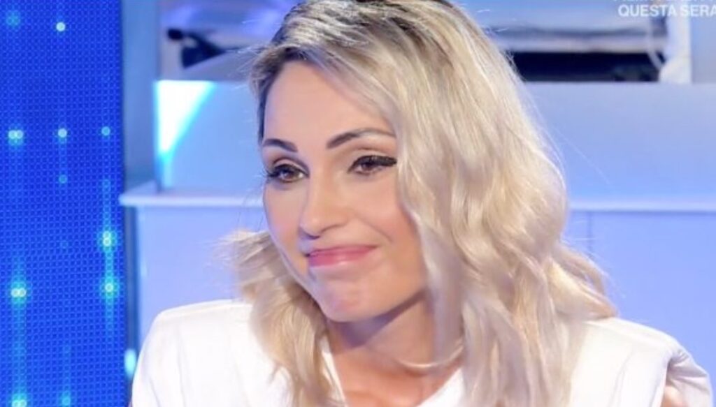 anna tatangelo si cancella dai social