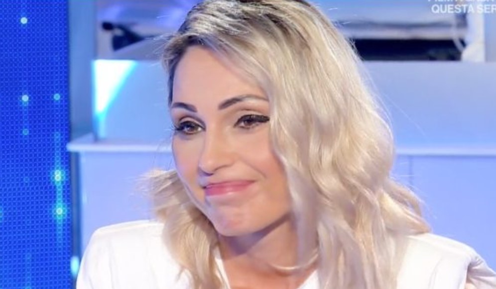 Anna Tatangelo giudice di All togheter now, successo e nuova vita: "La sofferenza ti fa crescere"