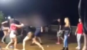 Castellammare di Stabia, ragazza accoltellata davanti a una discoteca: arrestata una 22enne