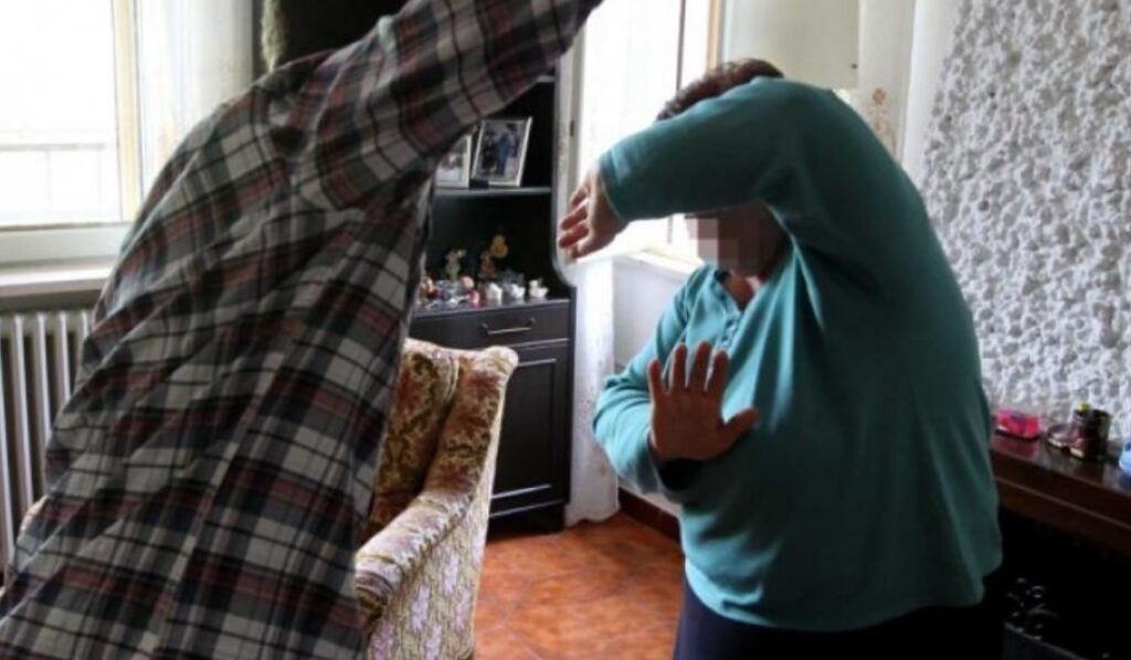 Follia a Bagnoli, minaccia fratello con forbici e schiaffeggia madre: arrestato 46enne