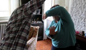 Follia a Bagnoli, minaccia fratello con forbici e schiaffeggia madre: arrestato 46enne