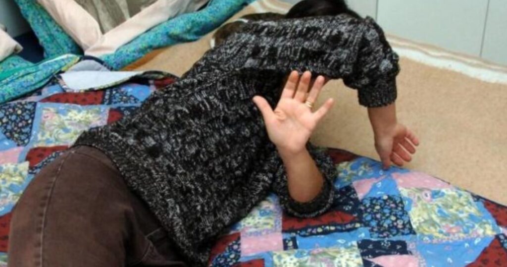 Follia nel Napoletano, picchia e minaccia padre e zia: "Datemi tutto". Arrestato giovane