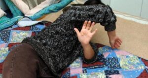 Follia nel Napoletano, picchia e minaccia padre e zia: "Datemi tutto". Arrestato giovane