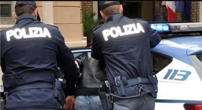 Insulta poliziotti a Napoli, arrestato 18enne: è Alfredo Russo, fratello di Ugo