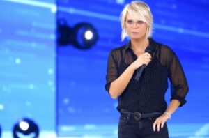 Attacco a Maria De Filippi, ex insegnante contro la conduttrice: "Non tollero certe cose, non è la regina della tv"