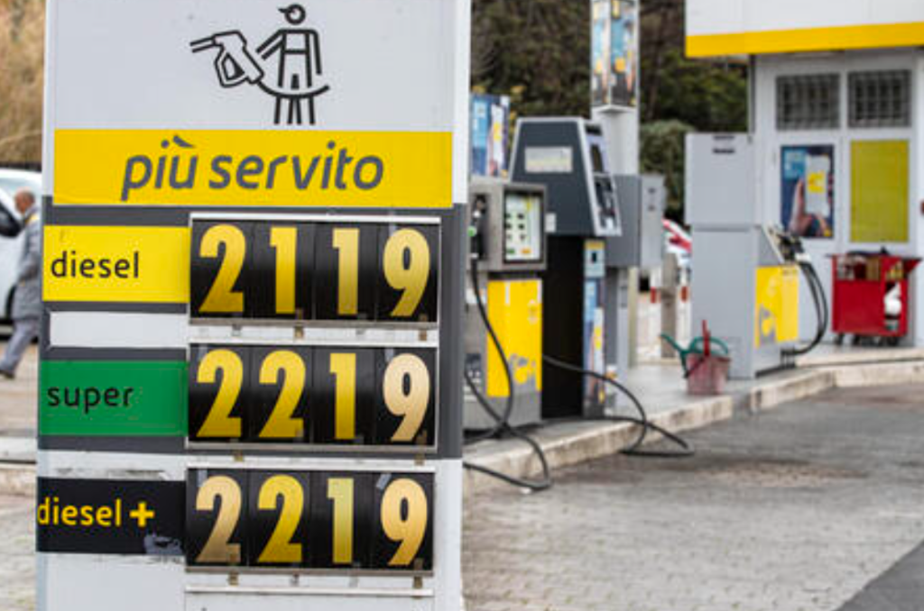 aumento benzina perché