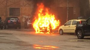 Incendiate due auto della Polizia Municipale ad Acerra: atto intimidatorio
