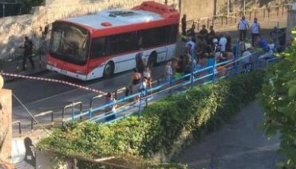 Napoli, paura a bordo: autobus sprofonda in una voragine, terrore tra i passeggeri