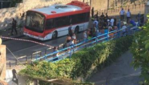 Napoli, paura a bordo: autobus sprofonda in una voragine, terrore tra i passeggeri