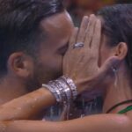 Bacio tra Elisabetta Gregoraci e Pierpaolo Pretelli al Grande Fratello Vip: diretta bollente
