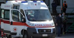 Bambina di 3 anni precipita nel vuoto e muore: in casa con lei la madre e il compagno