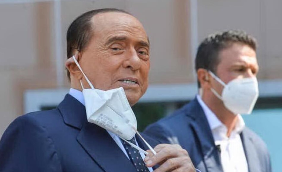 Silvio Berlusconi ricoverato in ospedale per accertamenti: l'ex premier è arrivato al San Raffaele in elicottero
