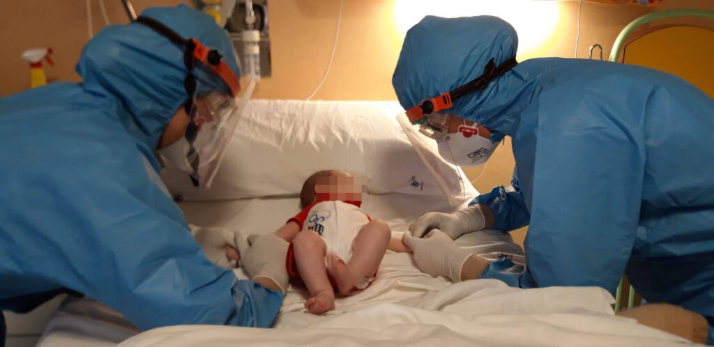 Neonato ricoverato per Covid. L'appello della mamma: "Proteggiamo i nostri figli"