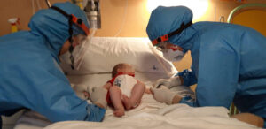Neonato ricoverato per Covid. L'appello della mamma: "Proteggiamo i nostri figli"