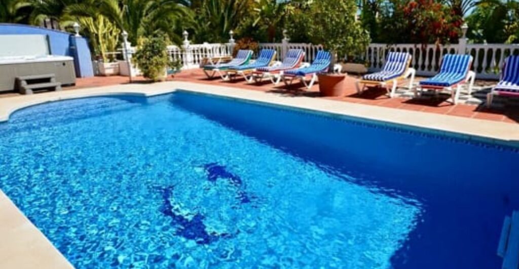 bimbo rischia di annegare in piscina