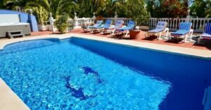 bimbo rischia di annegare in piscina