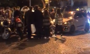 Napoli, anticipato il brindisi della Vigilia: folla di ragazzi che bevono in strada