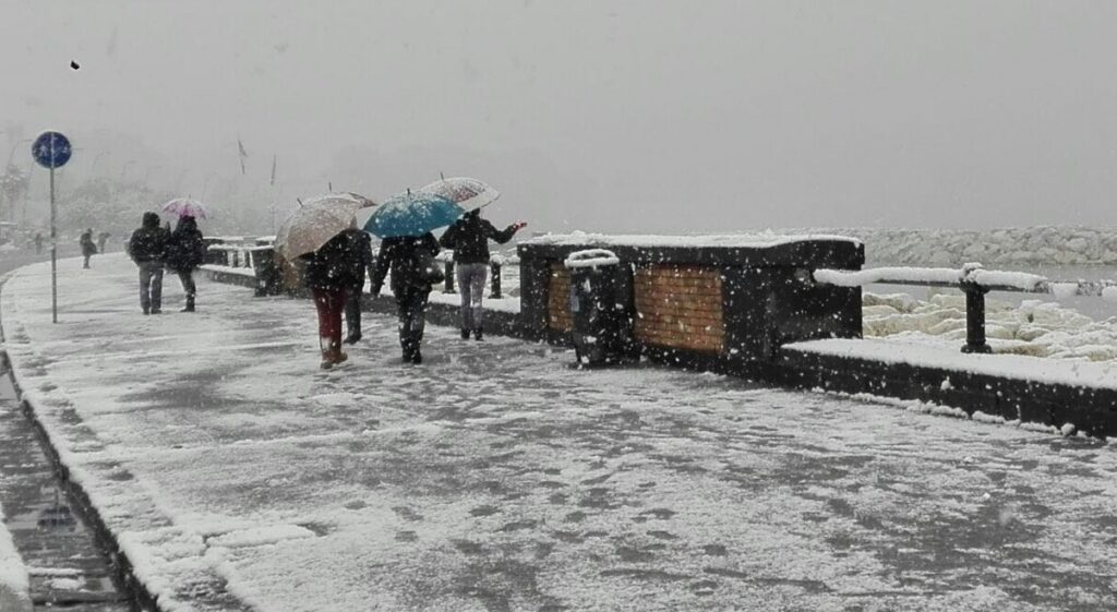 Meteo Napoli, in arrivo Burian: temperature in picchiata e neve in città