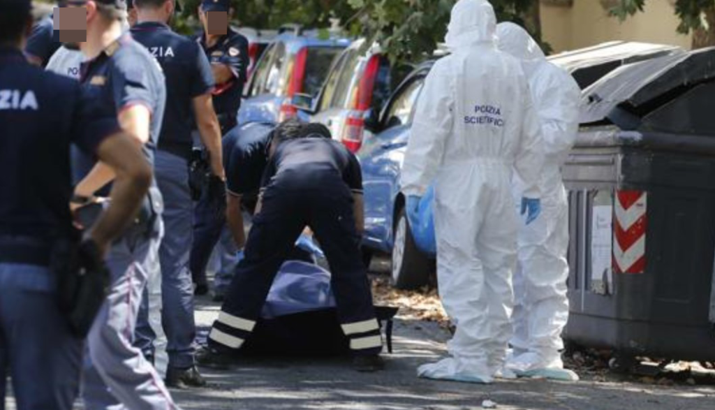 Cadavere carbonizzato ritrovato nel parcheggio di un centro commerciale ad Afragola