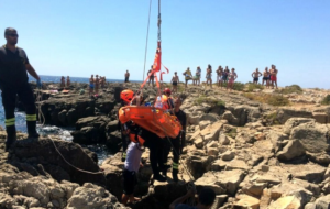 Giovane di 23 anni scivola sugli scogli e muore, corpo trovato dopo qualche ora