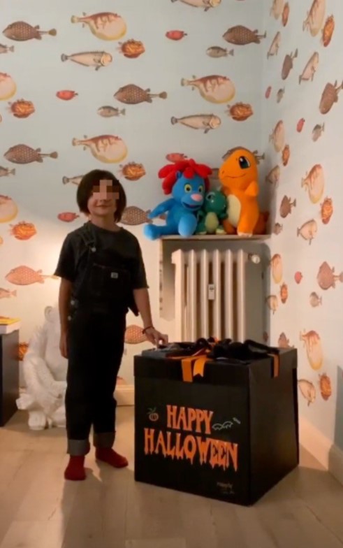 La nuova casa di Stefano De Martino, la camera di Santiago è da sogno