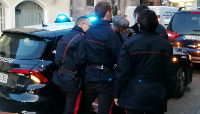 Paura a Bacoli, litiga con il padre e gli punta contro il fucile