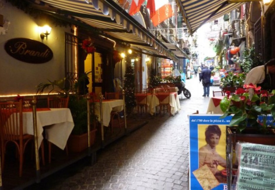 Chiude la storica pizzeria Brandi, l'annuncio del ristorante dov'è nata la Margherita