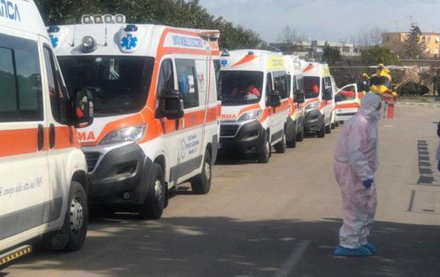 Napoli, l'allarme degli operatori del 118: "Siamo al collasso, in coda le altre emergenze"