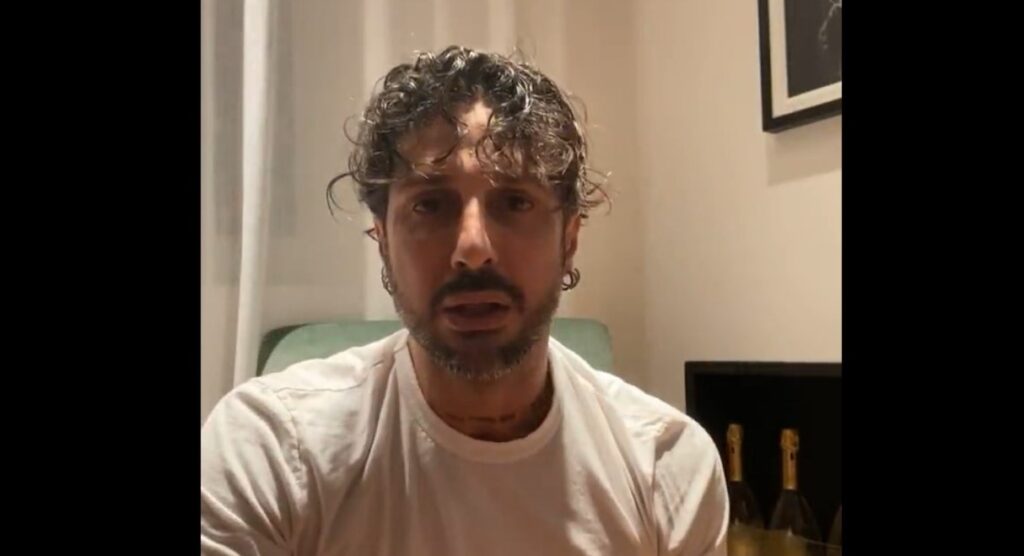 Corona risponde dopo essere stato censurato dalla D'Urso: "Carlos a casa con Nina e i suoi amici tossici"