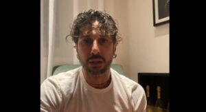 Corona risponde dopo essere stato censurato dalla D'Urso: "Carlos a casa con Nina e i suoi amici tossici"