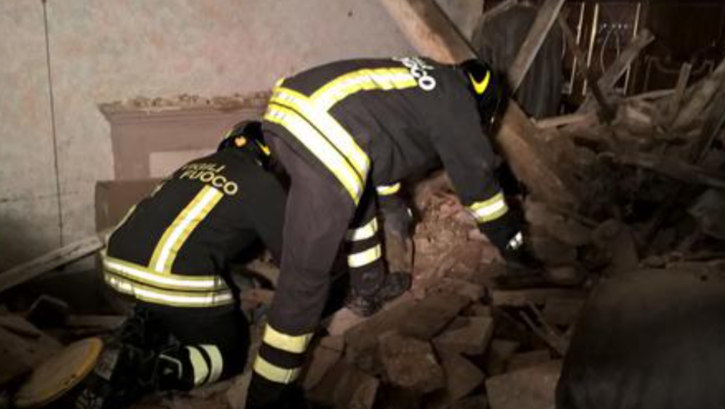 Paura nel Napoletano, crolla solaio con intera famiglia in casa: salvi per miracolo