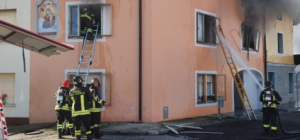 dà fuoco alla moglie