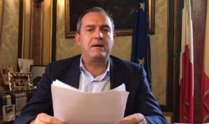 Luigi De Magistris annuncia su Facebook: "Ho sentito Speranza, la Campania è zona rossa"