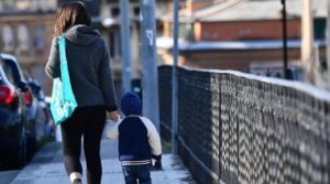 donna aggredita chiaia