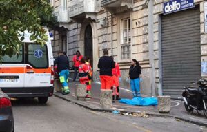 Dramma a Napoli, donna precipita nel vuoto dal balcone di casa e muore