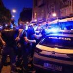 donna senza mascherina aggredisce polizia