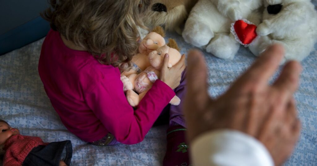 Vergogna a Torre del Greco, abusa della figlia di 10 anni: arrestato papà orco