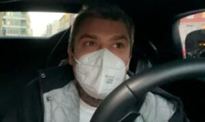 Fedez regala mille euro a 5 persone in difficoltà per il Covid-19