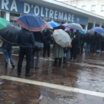 Napoli, ancora file di ore per il vaccino alla Mostra D'Oltremare: oltre 1000 medici, infermieri e operatori in attesa