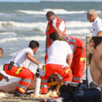 I passanti hanno visto che non il giovane non si muoveva e hanno chiamato i soccorsi Giunti sul posto anche i carabinieri