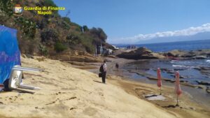 Blitz sullo scoglio di Marechiaro, sequestrati lettini e ombrelloni: guai per il servizio barchette