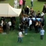 uego de los incidentes que provocaron el final anticipado del velorio de Diego Maradona en Casa Rosada, se dispuso todo para que el cortejo fúnebre partiera hacia el Cementerio Jardín de Paz de Bella Vista, donde la familia despidió los restos del Diez en una ceremonia íntima. Después de un día de mucha emoción y tensión, Diego ya descansa en paz junto a sus padres en la necrópolis de la localidad bonaerense.