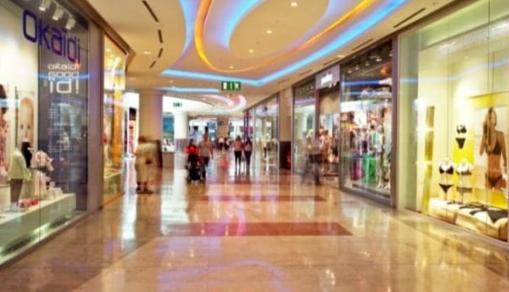 Tensioni al centro commerciale nel Napoletano, coppia deruba negozio: arrestata nel parcheggio