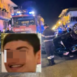 IL 16enne , stando ai racconti fatti dai presenti, sarebbe stato ricoverato immediatamente al Cardarelli ma il suo cuore avrebbe smesso di battere poco dopo. In condizioni gravi ma non in pericolo di vita gli altri due. La dinamica I giovani viaggiavano a bordo di un’Audi A1 che si è ribaltata dopo aver colpito prima una Fiat Panda, con a bordo una donna uscita illesa dall’incidente, poi un’Opel Zafira, parcheggiata non lontano da un’edicola. Erano in direzione “Ponte di Surriento”, la dinamica appare ormai chiara. L’auto sulla quale viaggiavano i ragazzi ha tentato di sorpassare la Fiat Panda ma l’ha urtata sulla fiancata, capovolgendosi così più volte e impattando sull’Opel Zafira che era parcheggiata. Poi si è ribaltata più volte finendo la propria corsa alcuni metri più avanti.