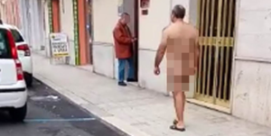 Follia a Recale, uomo perde la testa e inizia a girare per strada nudo: correva ovunque